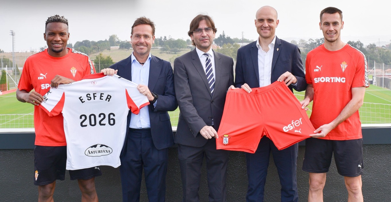 De izq. a dcha. Juan Otero, jugador del Real Sporting; David Estévez, director financiero de Esfer; Arturo Estévez, director general de Esfer; David Guerra, presidente ejecutivo del Club y el jugador sportinguista Jonathan Dubasin.